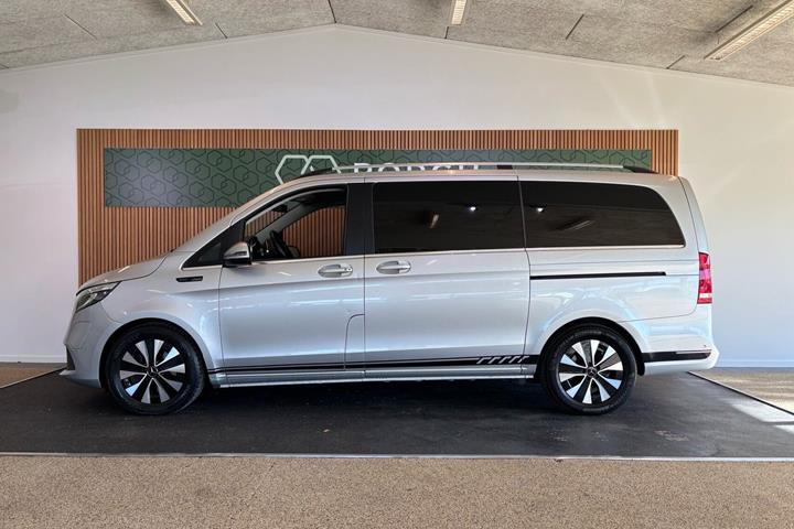 Sølv Mercedes EQV300 fra 2021