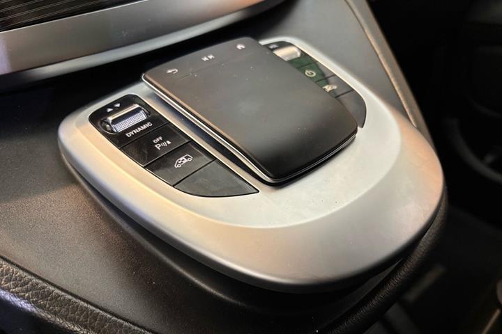 Sølv Mercedes EQV300 fra 2021