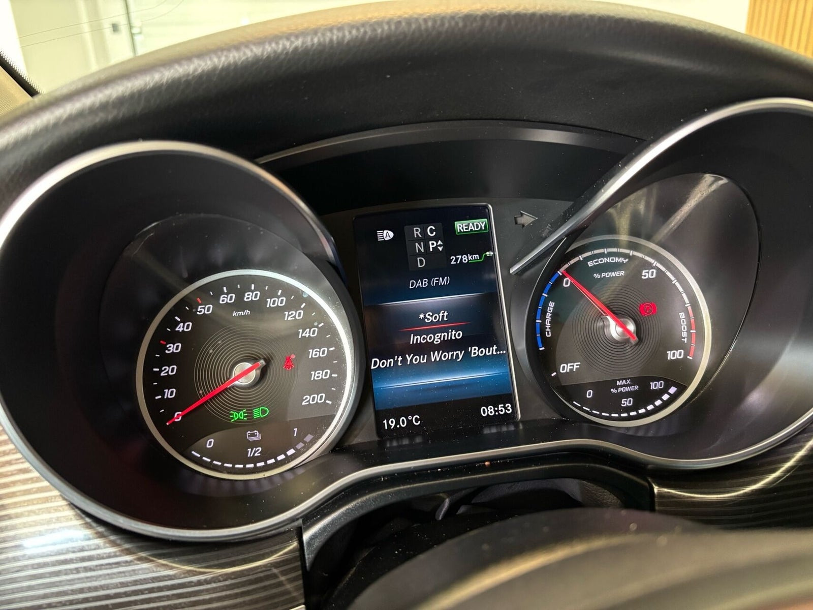 Sølv Mercedes EQV300 fra 2021