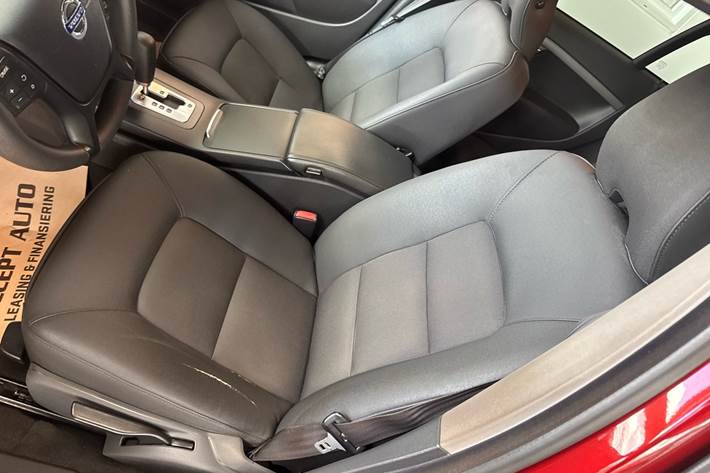 Rød Volvo S80 fra 2010