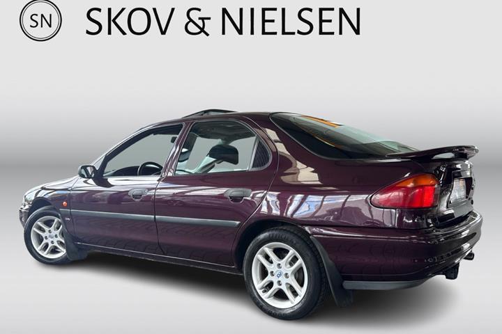 Lilla Ford Mondeo fra 1996
