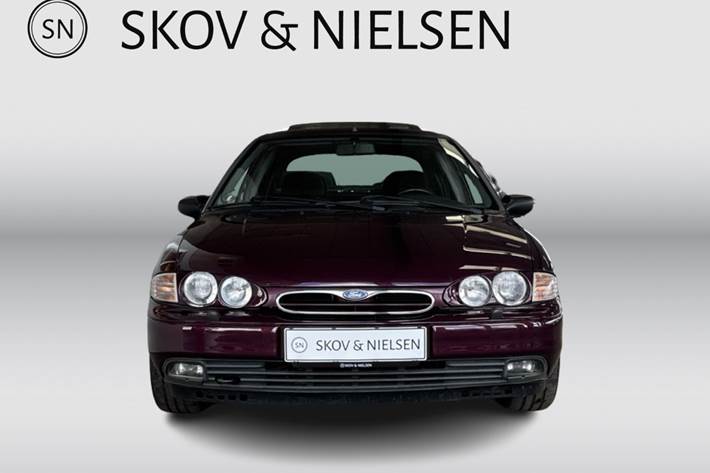 Lilla Ford Mondeo fra 1996
