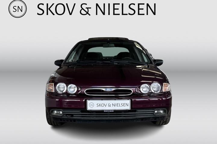 Lilla Ford Mondeo fra 1996