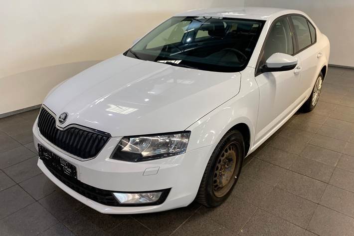 Hvid Skoda Octavia fra 2017 set udefra