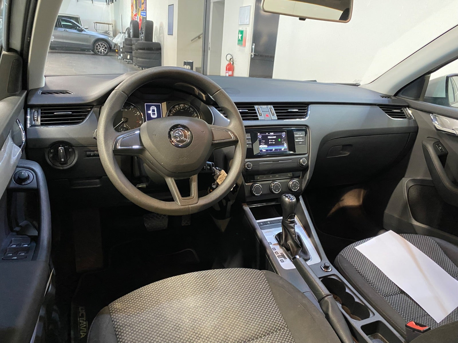 Hvid Skoda Octavia fra 2017