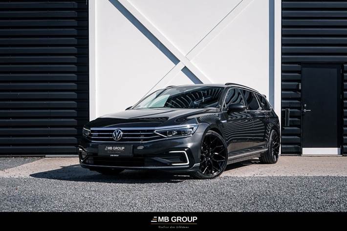 Gul VW Passat fra 2021