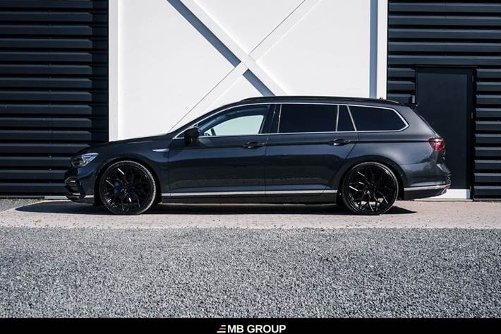 Gul VW Passat fra 2021