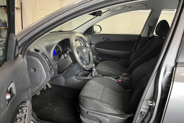 Grå Hyundai i30 fra 2011