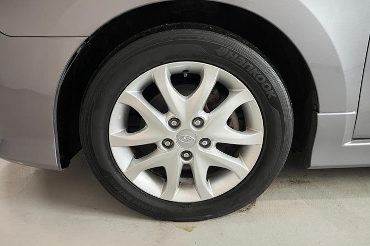 Grå Hyundai i30 fra 2011