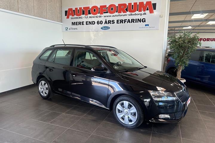 Sort Skoda Fabia fra 2021 set udefra