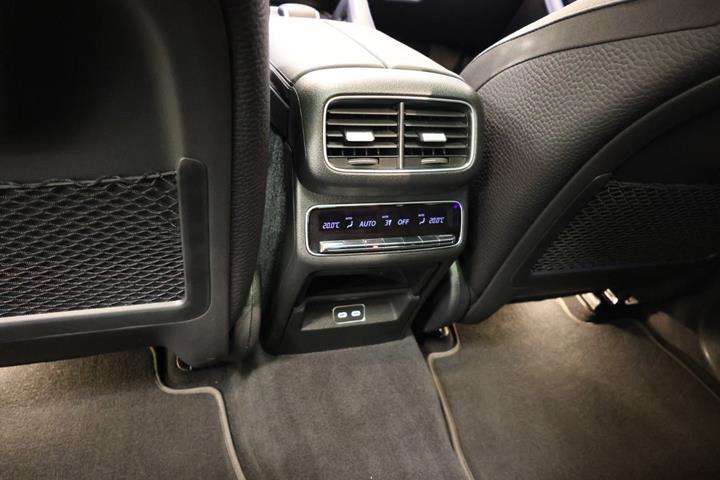 Grøn Mercedes GLE350 de fra 2024