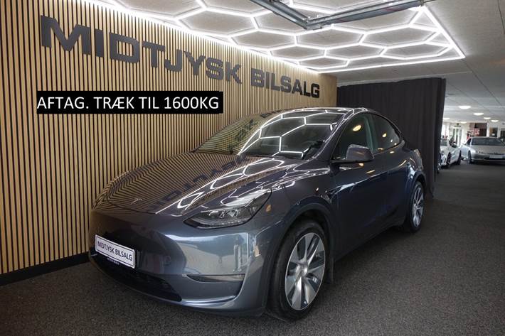 Grå Tesla Model Y fra 2022