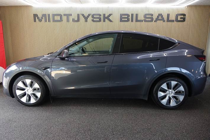 Grå Tesla Model Y fra 2022