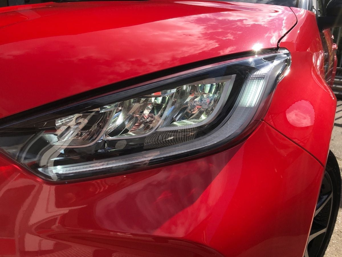 Rød Toyota Yaris fra 2021