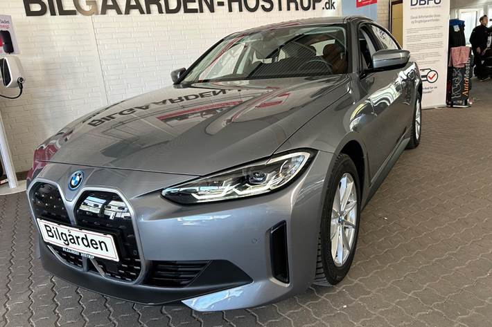 Sort BMW i4 fra 2023 set udefra