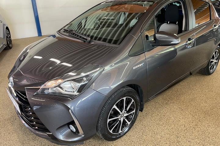 Grå Toyota Yaris fra 2017 set udefra