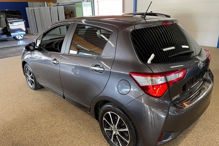 Grå Toyota Yaris fra 2017