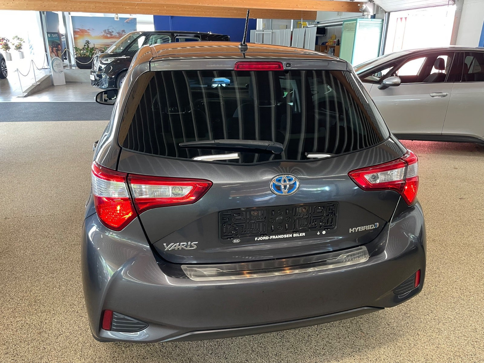 Grå Toyota Yaris fra 2017