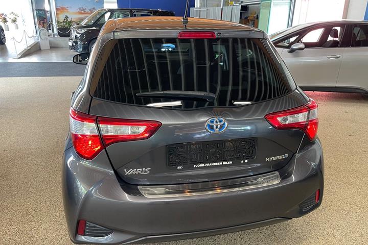 Grå Toyota Yaris fra 2017