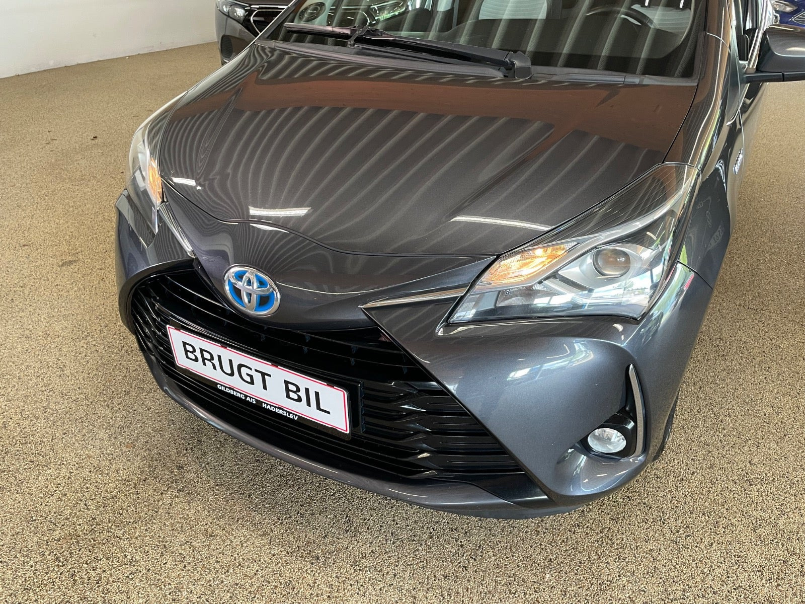 Grå Toyota Yaris fra 2017