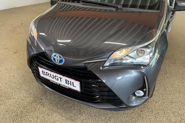 Grå Toyota Yaris fra 2017