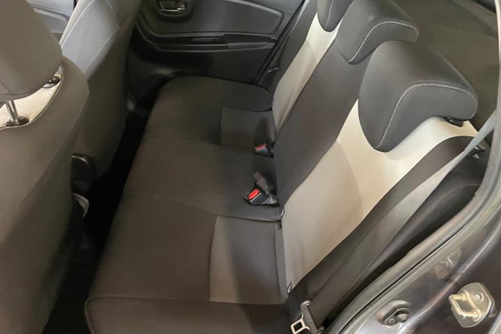 Grå Toyota Yaris fra 2017