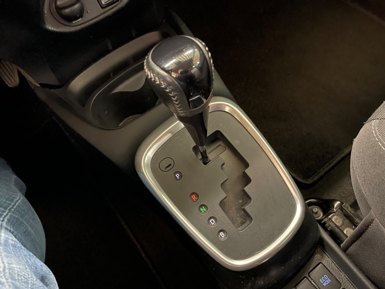 Grå Toyota Yaris fra 2017