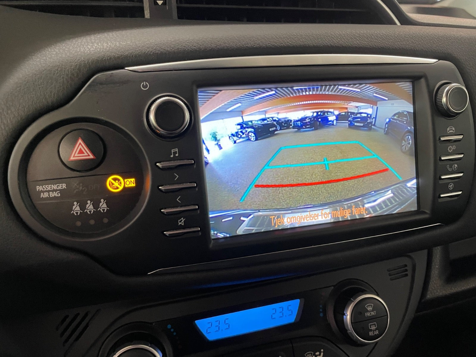 Grå Toyota Yaris fra 2017