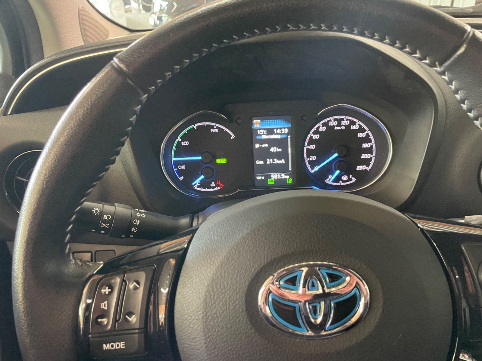 Grå Toyota Yaris fra 2017