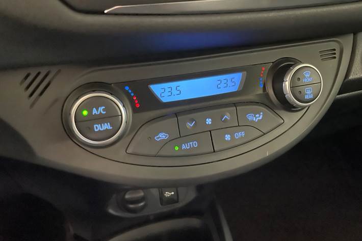Grå Toyota Yaris fra 2017