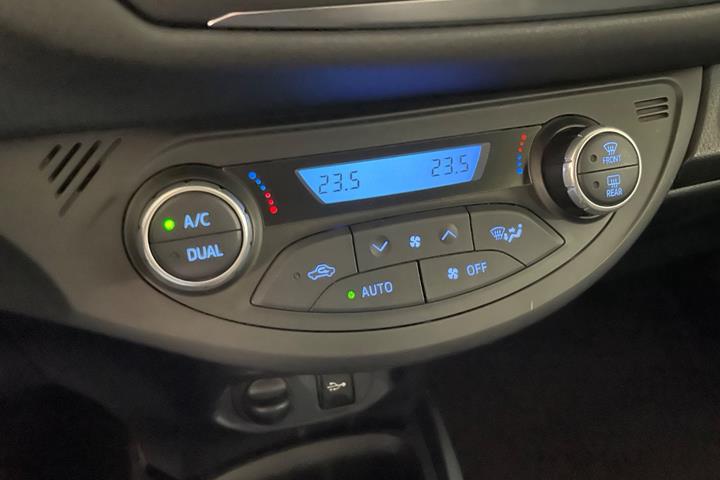 Grå Toyota Yaris fra 2017