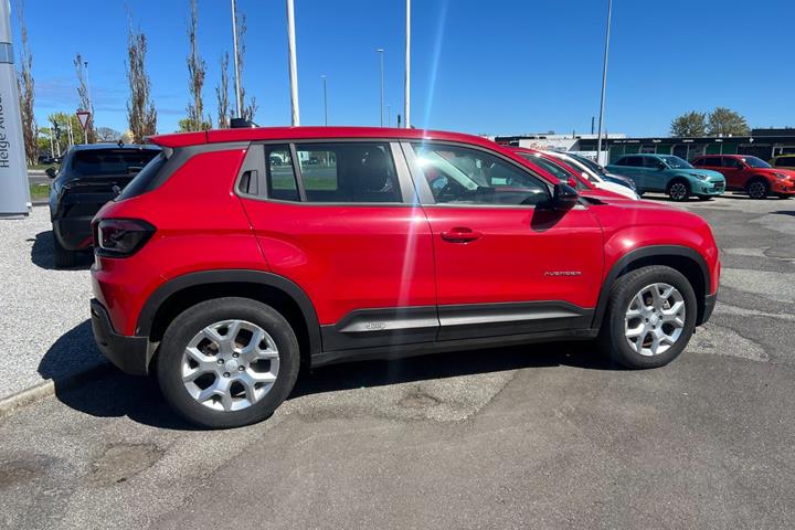Rød Jeep Avenger fra 2023