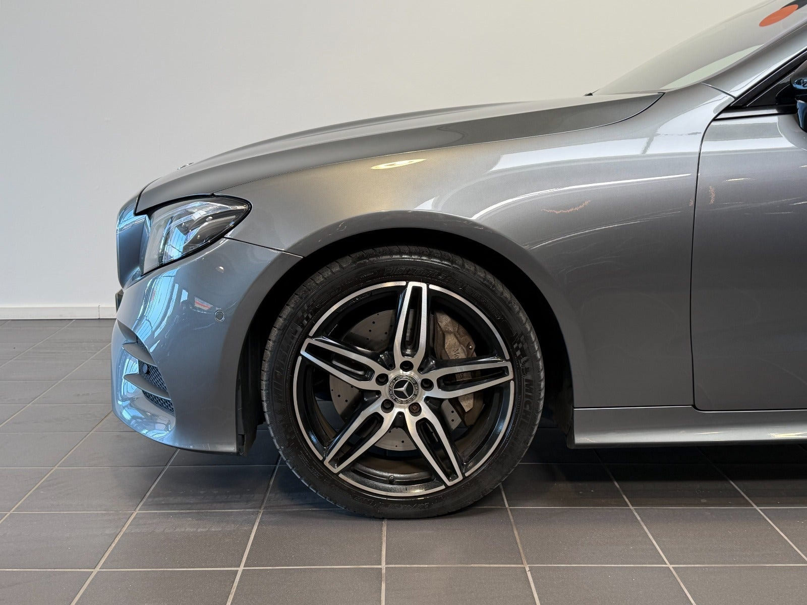 Grå Mercedes E400 fra 2017