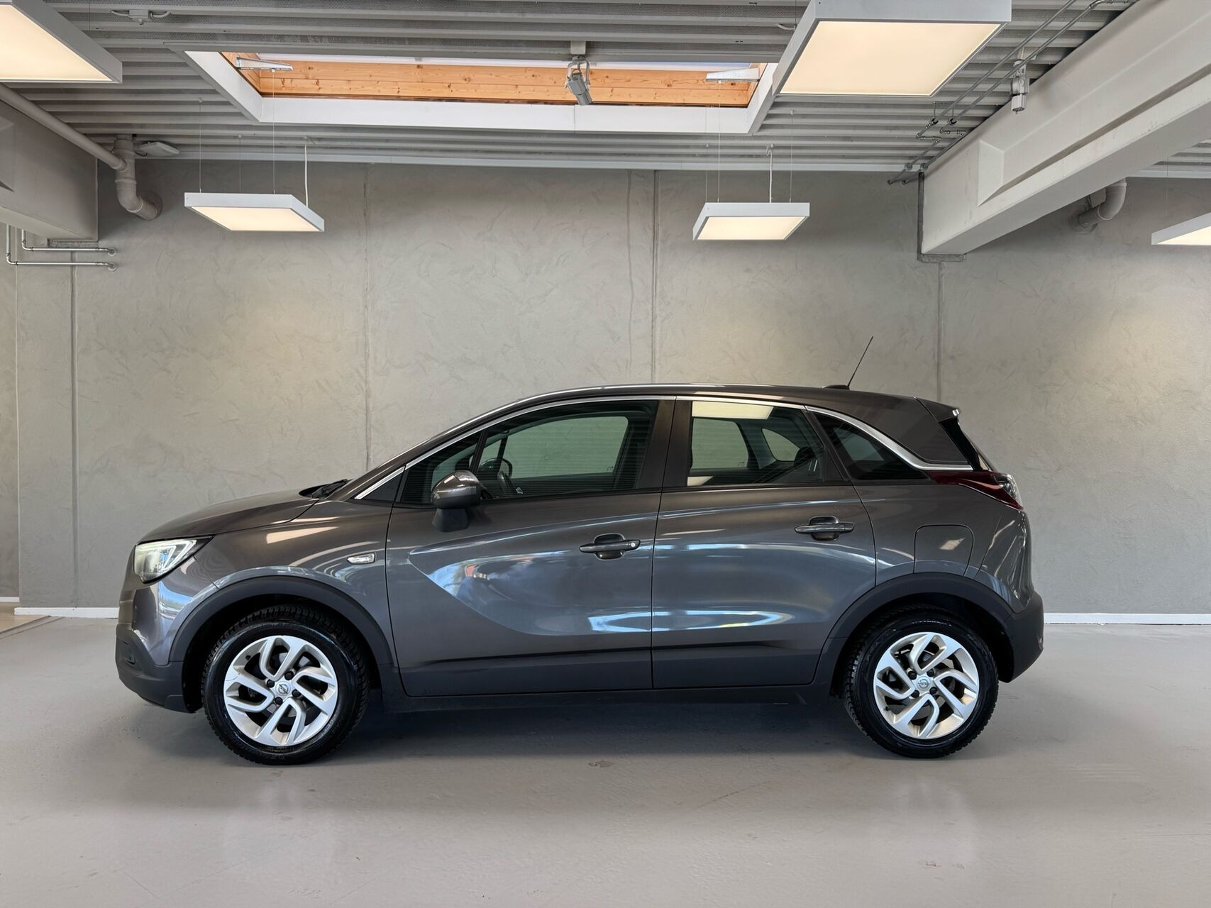 Grå Opel Crossland X fra 2021