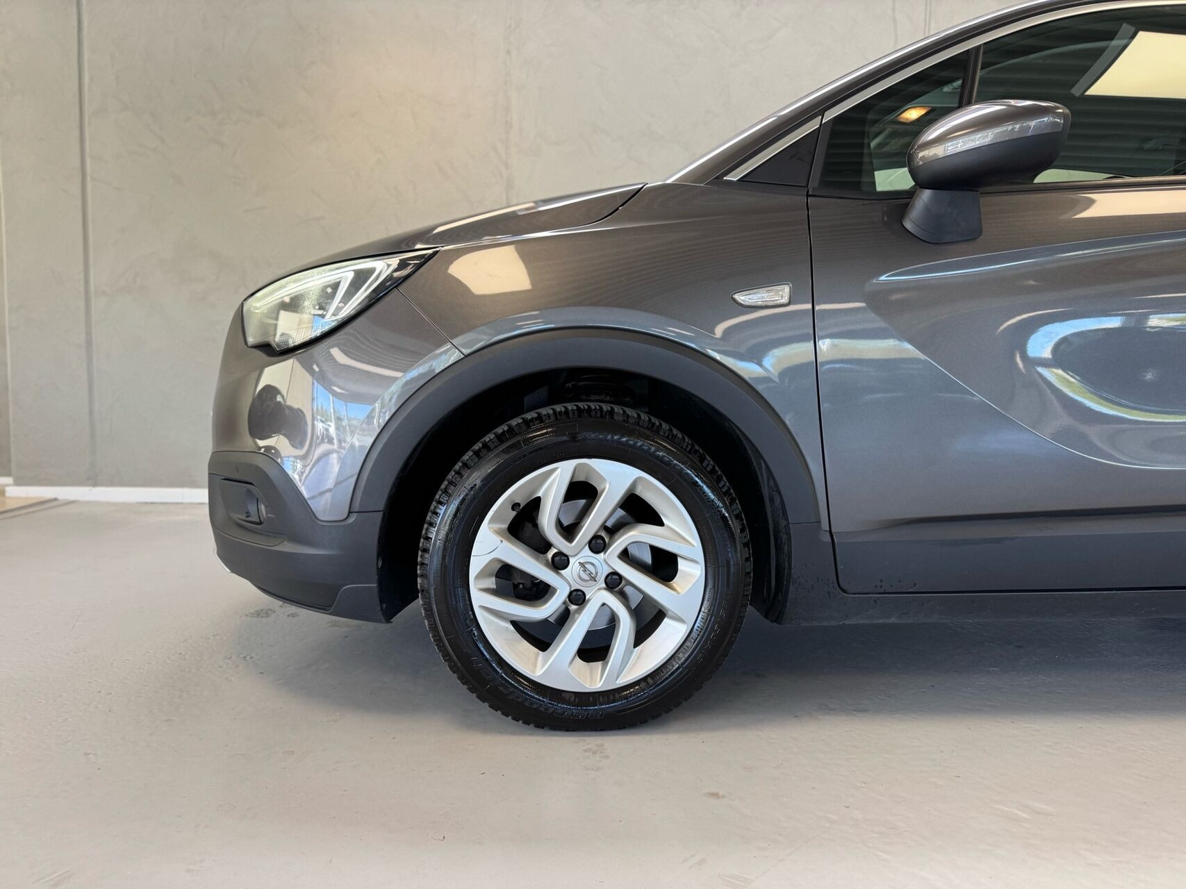 Grå Opel Crossland X fra 2021