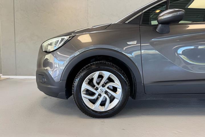 Grå Opel Crossland X fra 2021