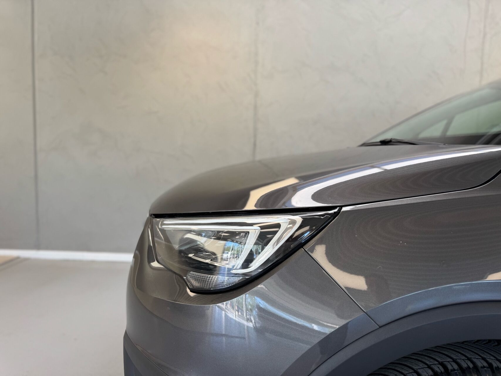 Grå Opel Crossland X fra 2021
