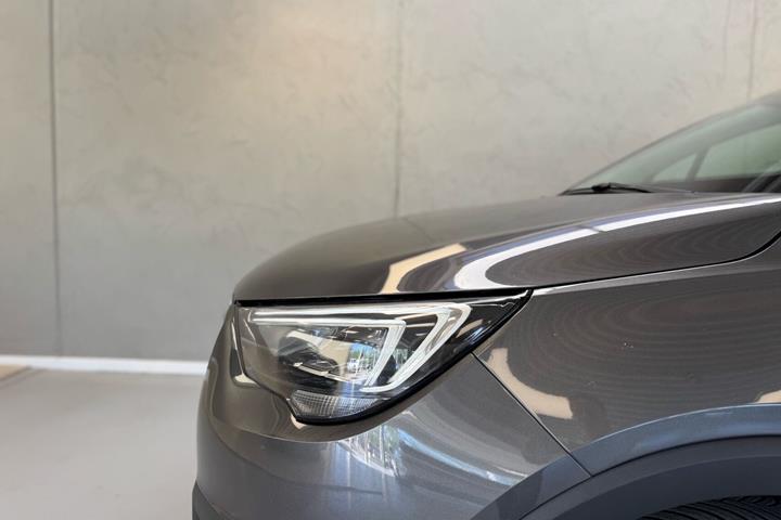 Grå Opel Crossland X fra 2021