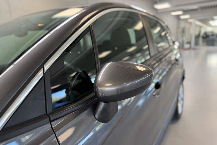 Grå Opel Crossland X fra 2021