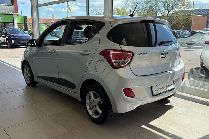 Sølv Hyundai i10 fra 2016