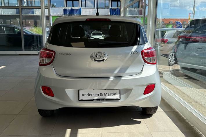 Sølv Hyundai i10 fra 2016