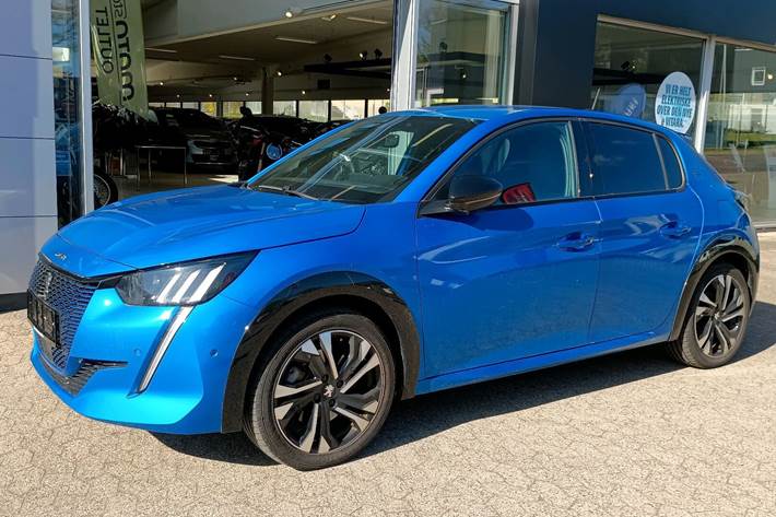 Blå Peugeot e-208 fra 2022