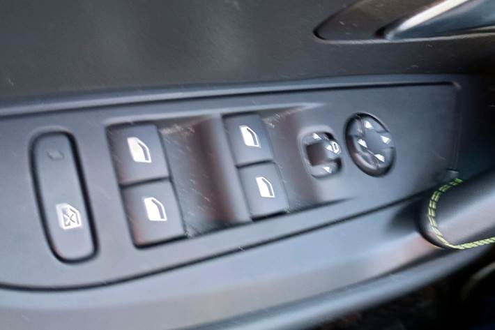 Blå Peugeot e-208 fra 2022