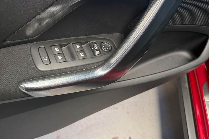 Rød Peugeot 2008 fra 2017