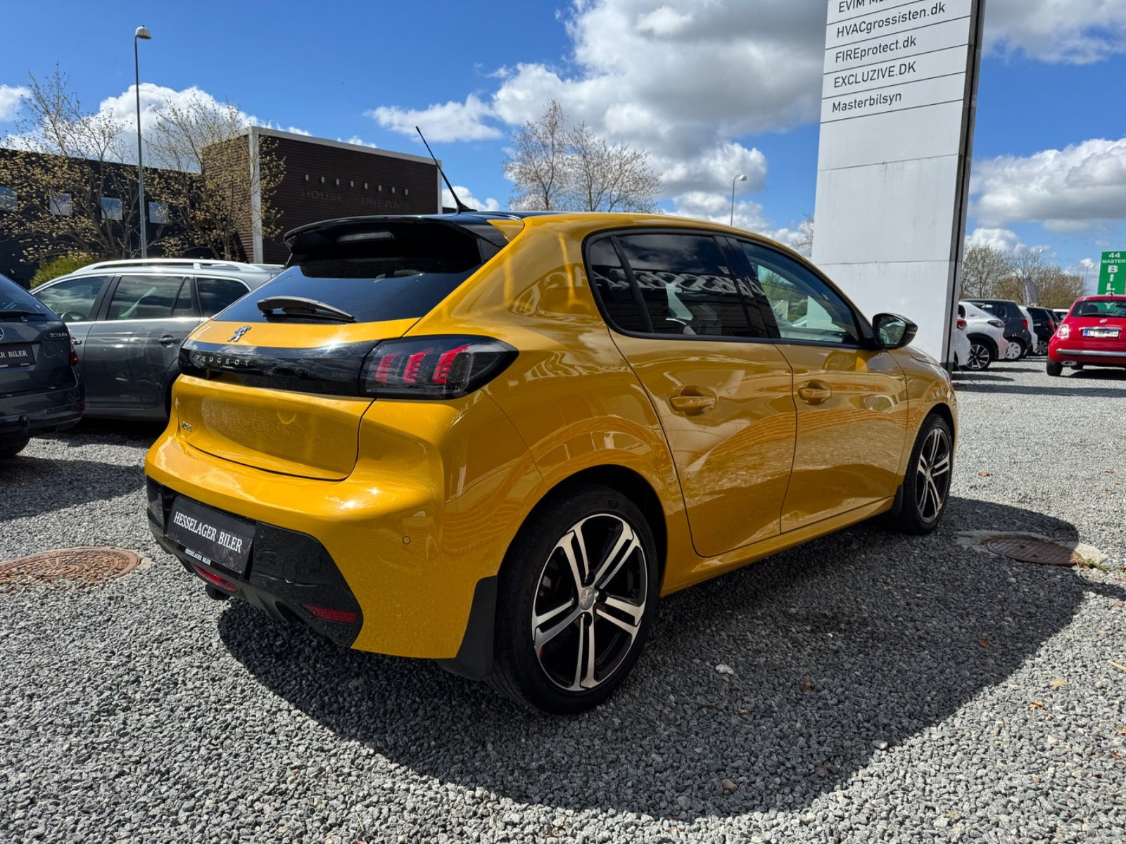 Gul Peugeot 208 fra 2020