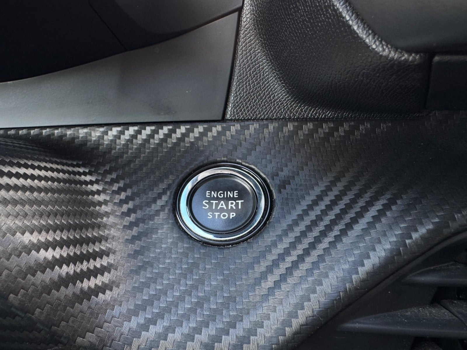Gul Peugeot 208 fra 2020