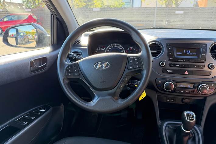 Grå Hyundai i10 fra 2017