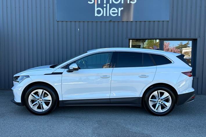 Hvid Skoda Enyaq fra 2023