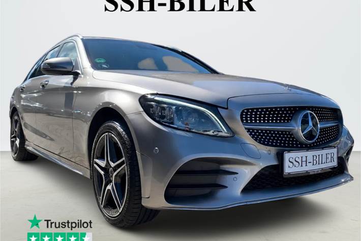 Sølv Mercedes C300 de fra 2020 set udefra
