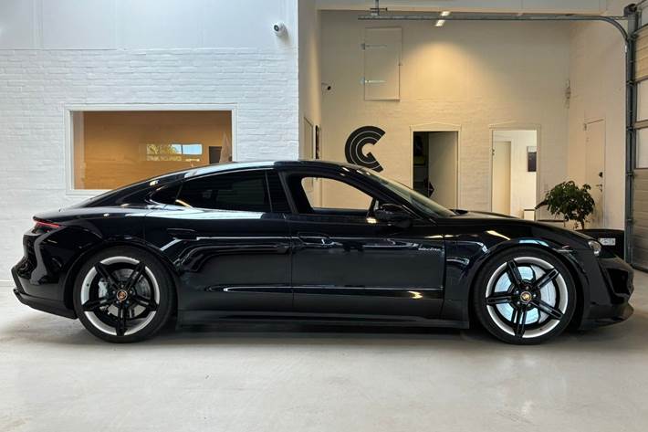 Sort Porsche Taycan Turbo fra 2020